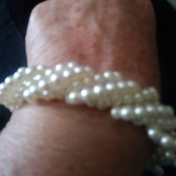 TH5 BEAUTIFUL PEARL BRACELET - Picture 2 of 2